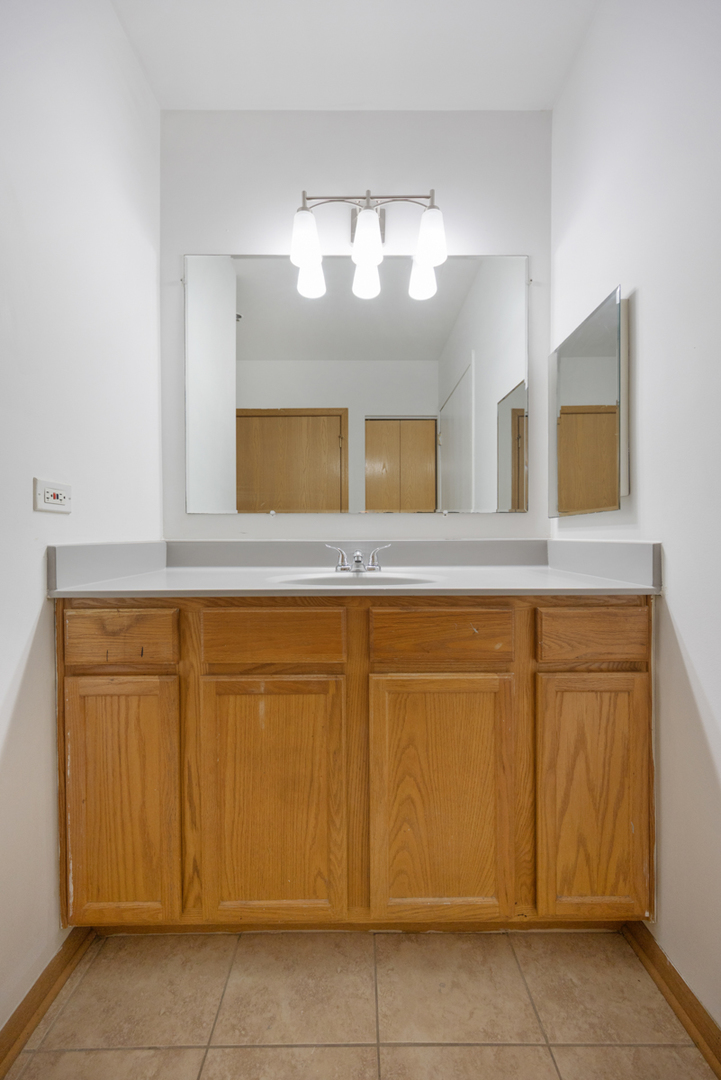 881 North Swift Road, Unit 203 Addison, IL 60101 - Photo 18 of 25