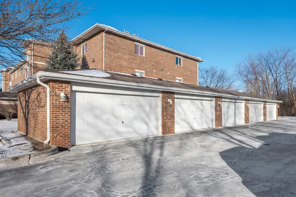 $1,995 | 881 North Swift Road, Unit 203, Addison, IL 60101