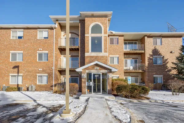 $1,995 | 881 North Swift Road, Unit 203, Addison, IL 60101