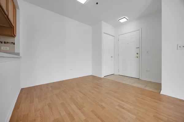 $1,995 | 881 North Swift Road, Unit 203, Addison, IL 60101