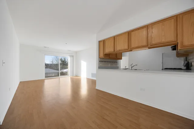 $1,995 | 881 North Swift Road, Unit 203, Addison, IL 60101