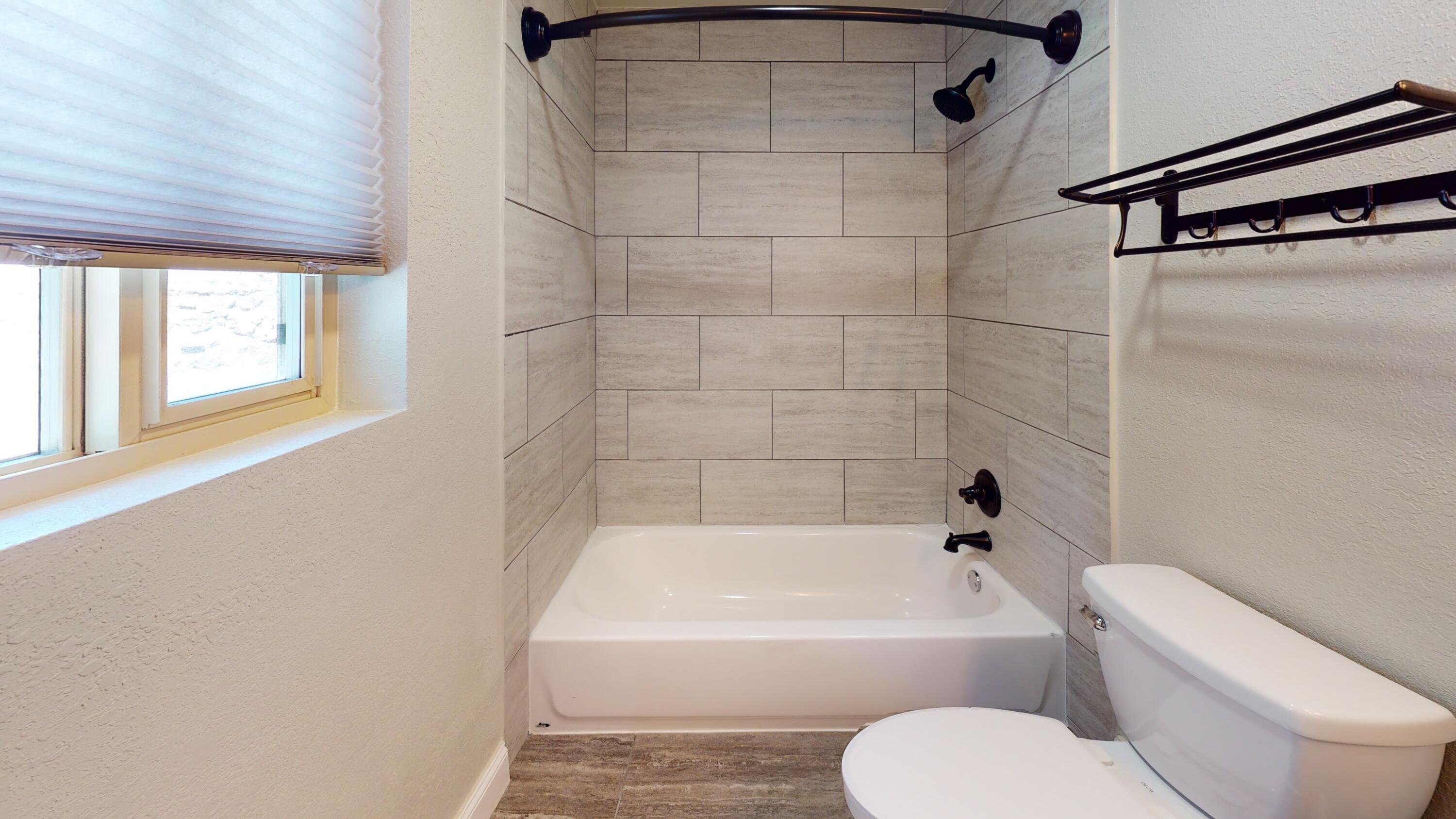 60141 Agate Road Bend, OR 97702 - Photo 13 of 34 60141-Agate-Rd-Bathroom (2)