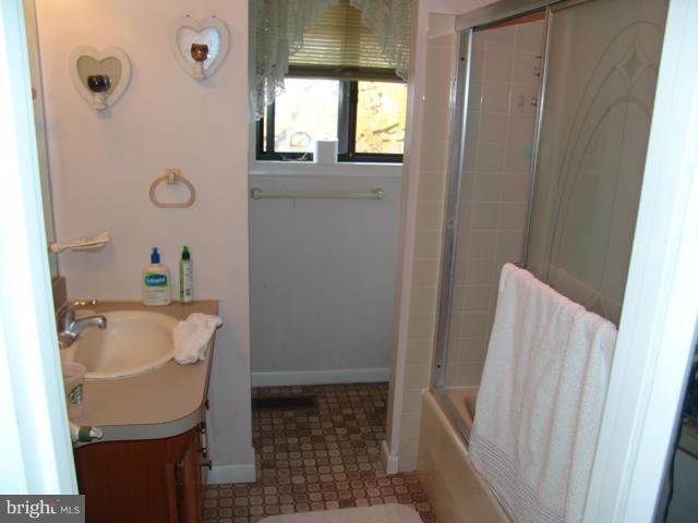14713 Braddock Road Centreville, VA 20120 - Photo 4 of 11 Bath (Master)