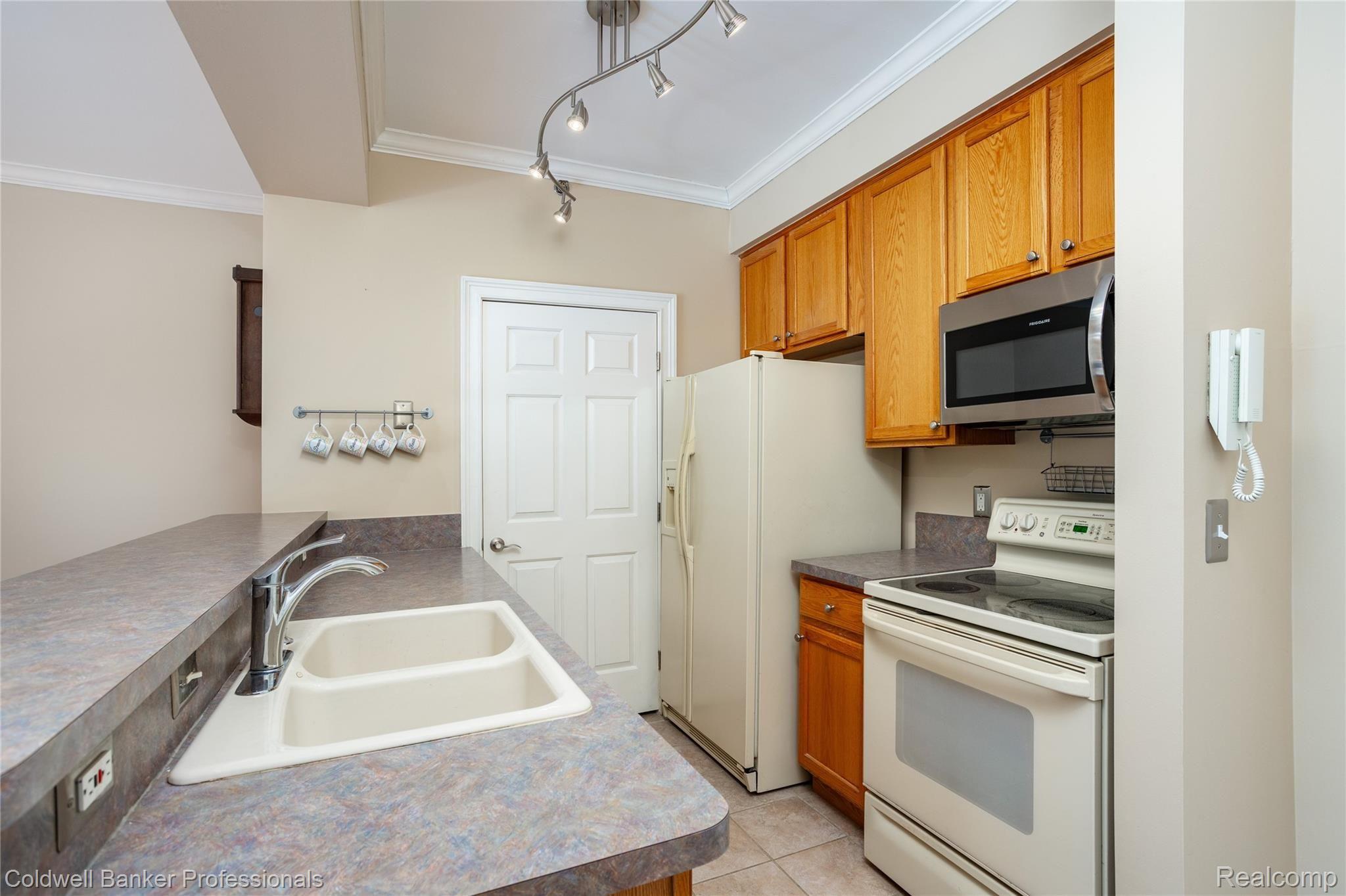 39136 Hayes Road Clinton Township, MI 48038 - Photo 7 of 28 39136 Hayes L0005.jpg
