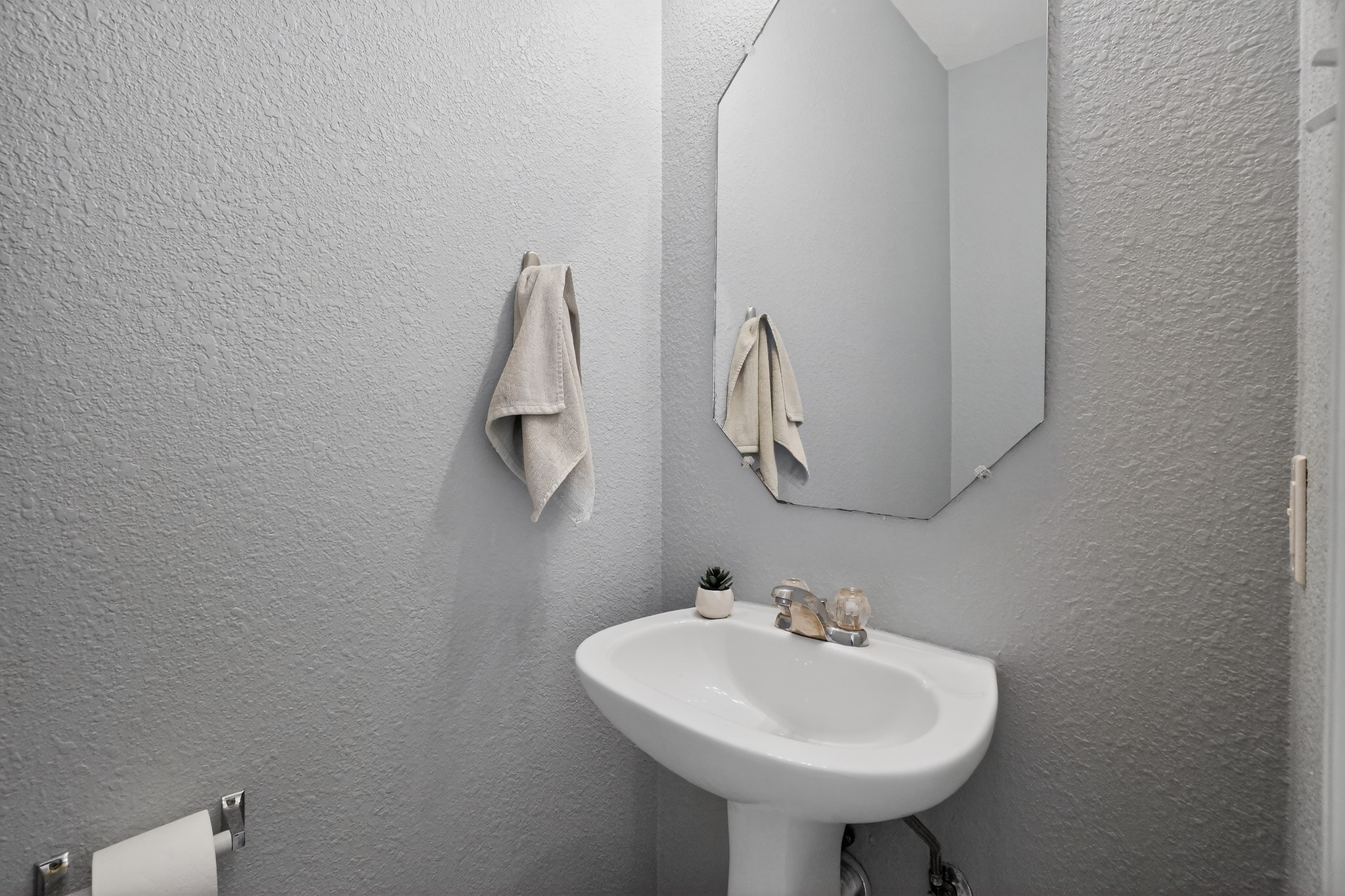 13808 Harris Ridge Boulevard Pflugerville, TX 78660 - Photo 25 of 40 a bathroom with a sink and a mirror