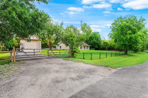 a view of a house with a big yard