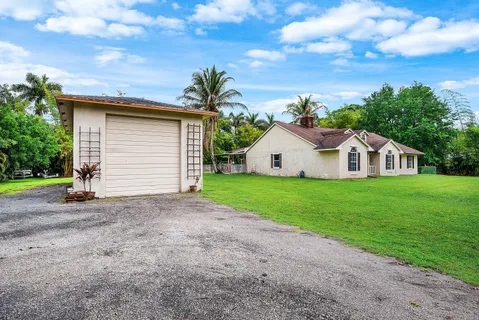 a view of a house with backyard and garden