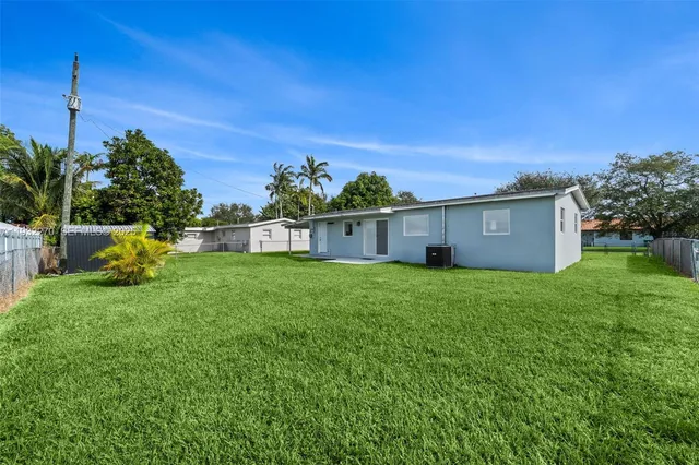 a view of a house with backyard and garden