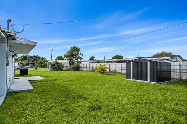 a view of a back yard