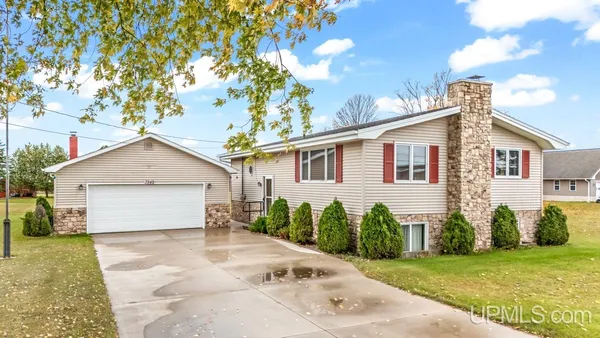 $225,000 | 3949 20th Road, Gladstone, MI 49837