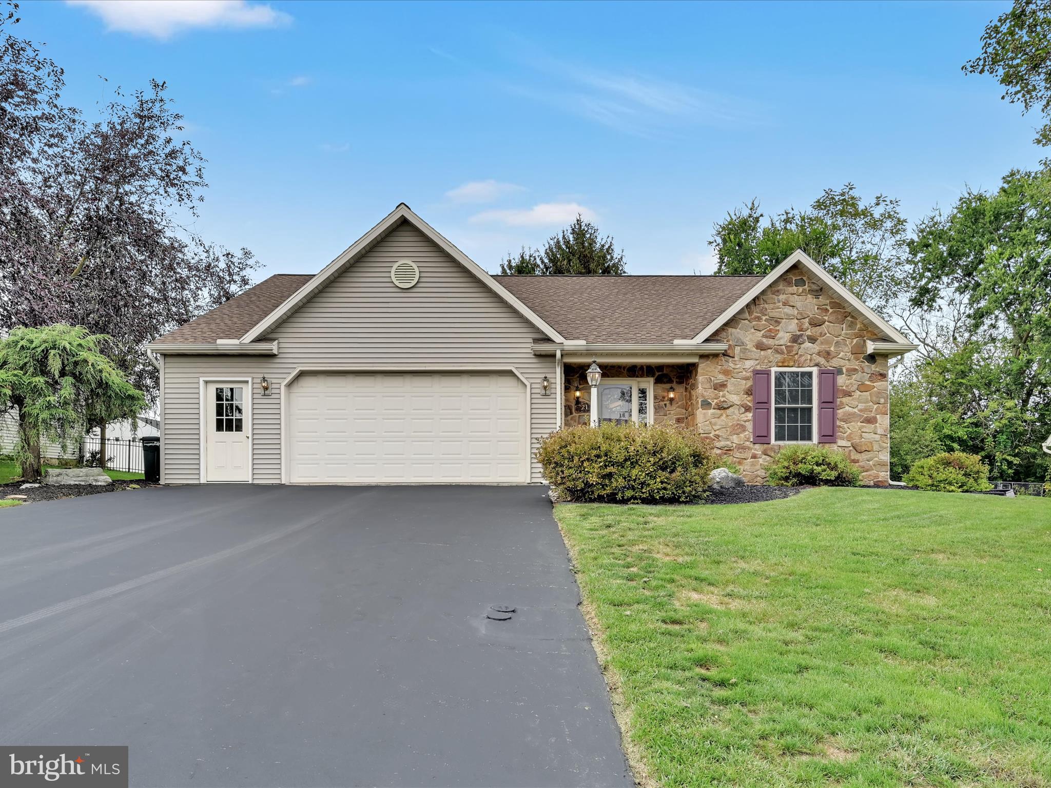 21 Silver Creek Road Lititz, PA 17543 - Photo 6 of 37 a front view of a house with garden