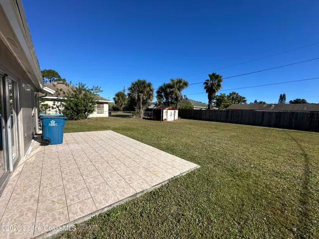 a view of a backyard