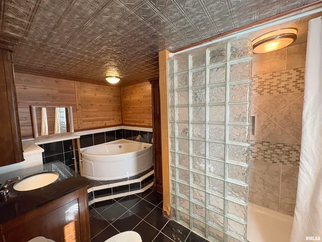 $109,900 | 3021 North Mission Road, Peoria, IL 61604