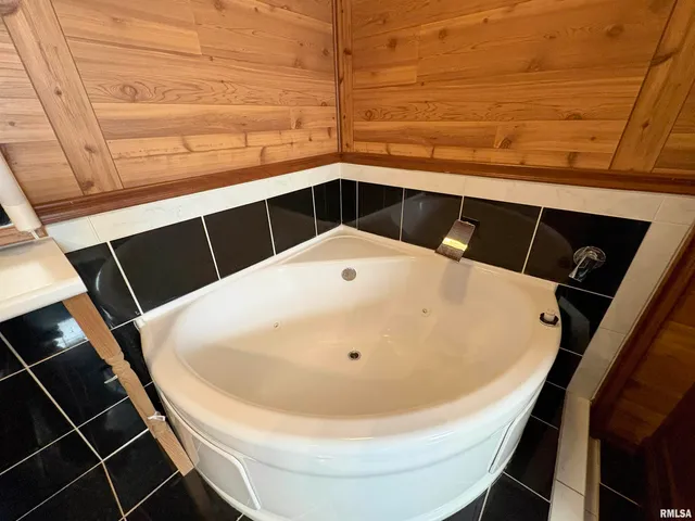 $109,900 | 3021 North Mission Road, Peoria, IL 61604