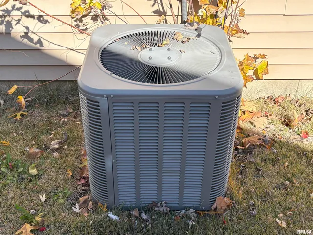 $109,900 | 3021 North Mission Road, Peoria, IL 61604