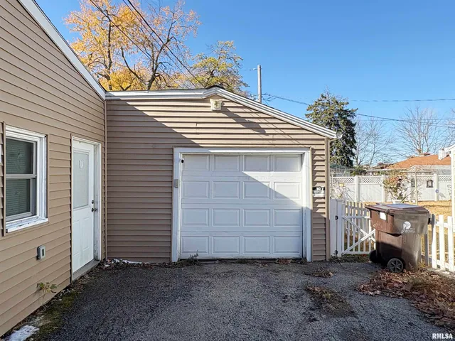 $109,900 | 3021 North Mission Road, Peoria, IL 61604