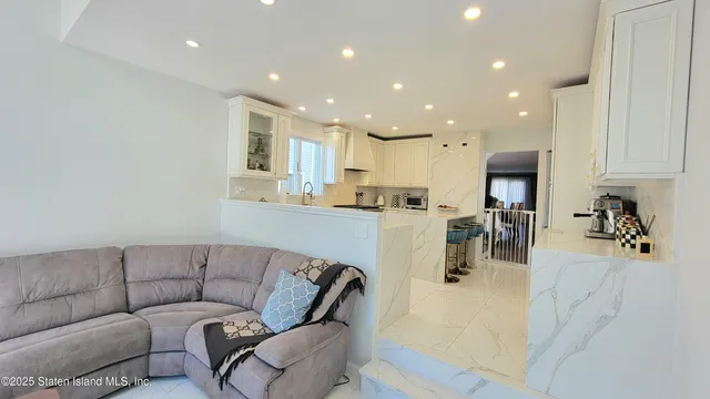 a bed room with a bed and a closet