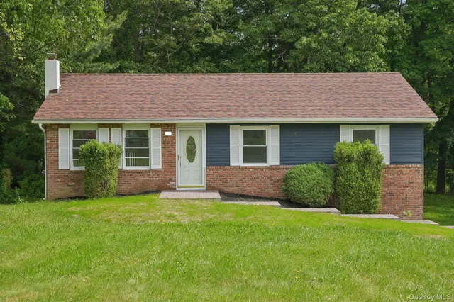a house that is sitting in the grass