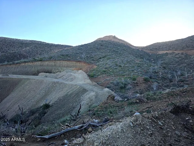 a view of a dry field