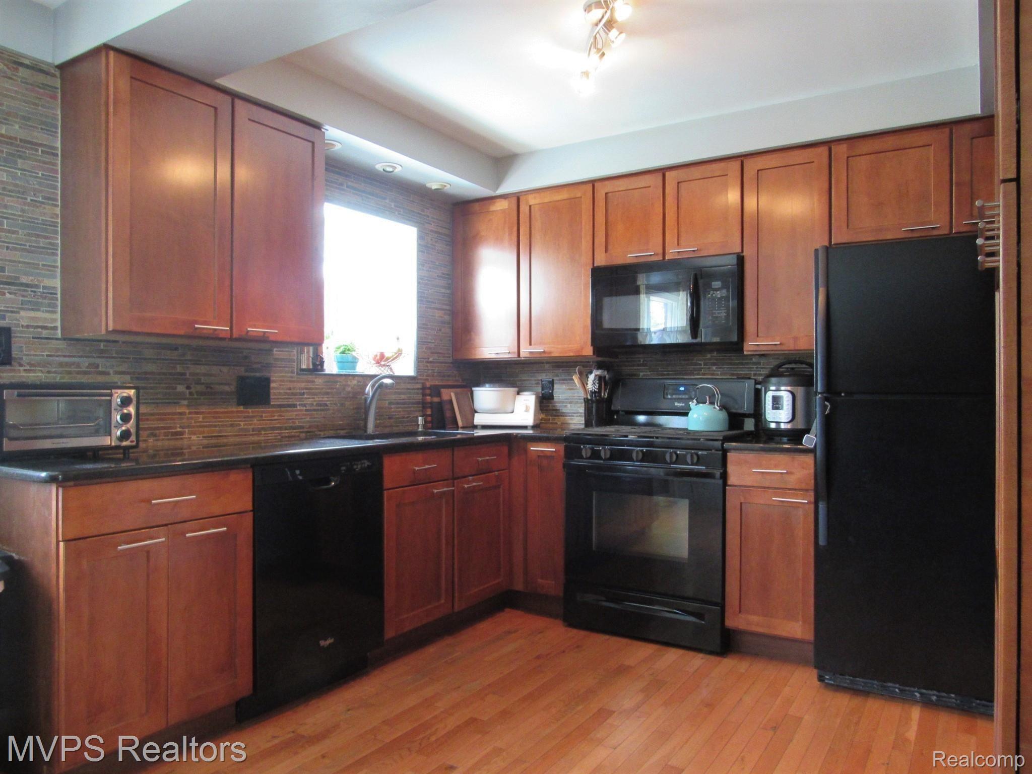 32166 Kelly Road Roseville, MI 48066 - Photo 3 of 29 Kitchen 2.JPG
