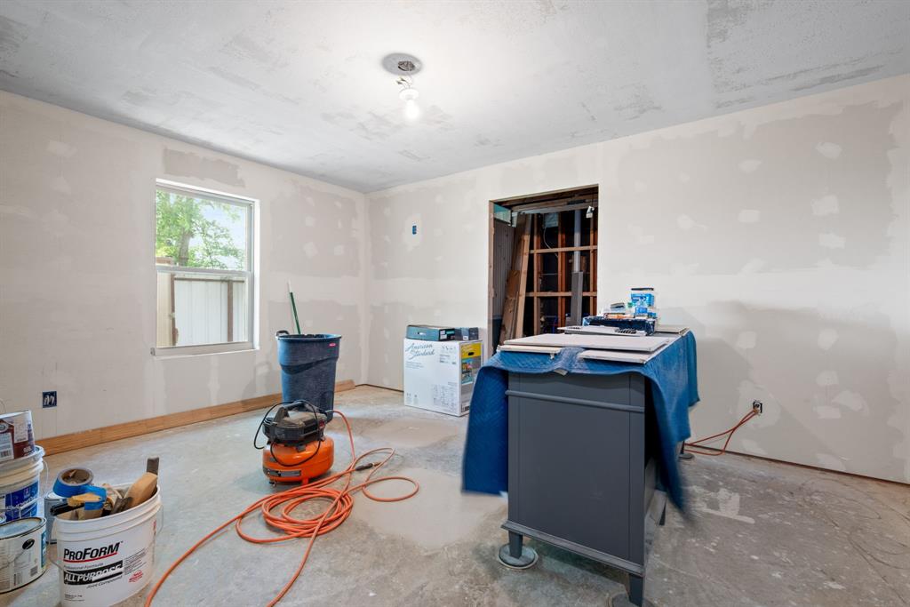2200 Southeast 26th Avenue Mineral Wells, TX 76067 - Photo 11 of 28 a living room with furniture and window