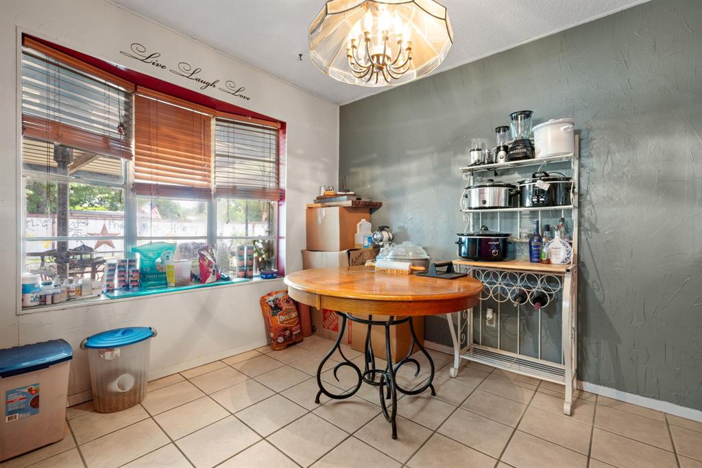 2200 Southeast 26th Avenue Mineral Wells, TX 76067 - Photo 20 of 28 a room with furniture and a window