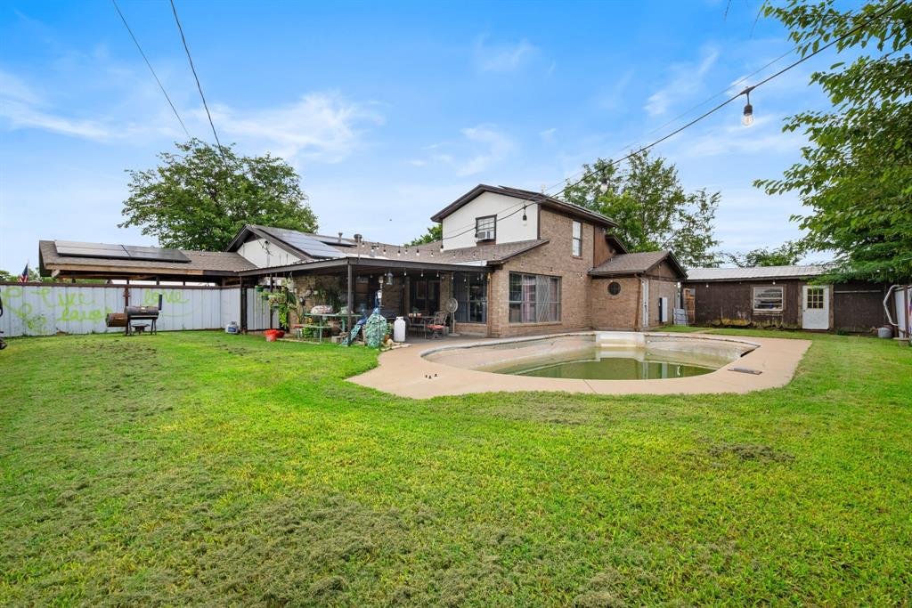 2200 Southeast 26th Avenue Mineral Wells, TX 76067 - Photo 26 of 28 a front view of a house with a yard table and chairs