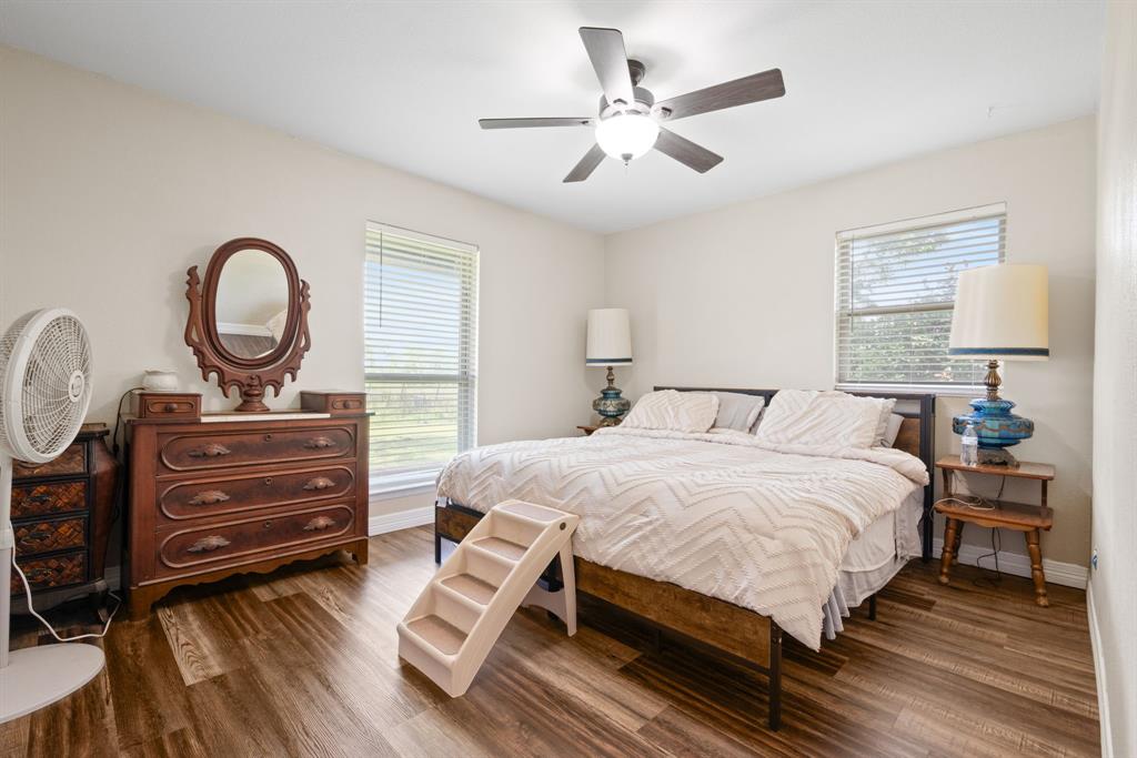 2200 Southeast 26th Avenue Mineral Wells, TX 76067 - Photo 7 of 28 a bedroom with a bed and a dresser