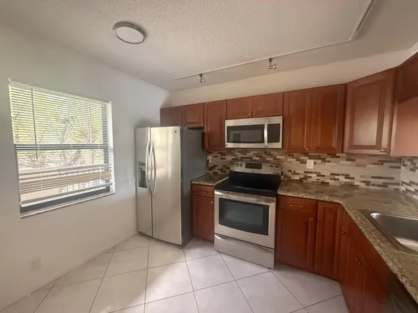 $1,900 | 3050 Northwest 42nd Avenue, Unit C302, Coconut Creek, FL 33066