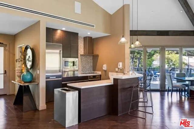 $2,890,000 | 10221 Briarwood Drive, Los Angeles, CA 90077