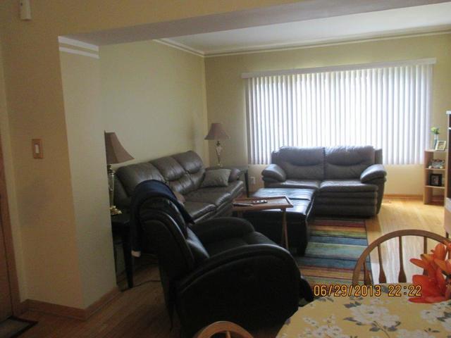 2829 South Lowe Avenue Chicago, IL 60616 - Photo 9 of 11 a living room with furniture and a window