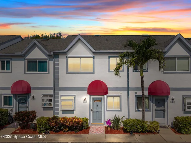 a view of a house with a backyard and a tub