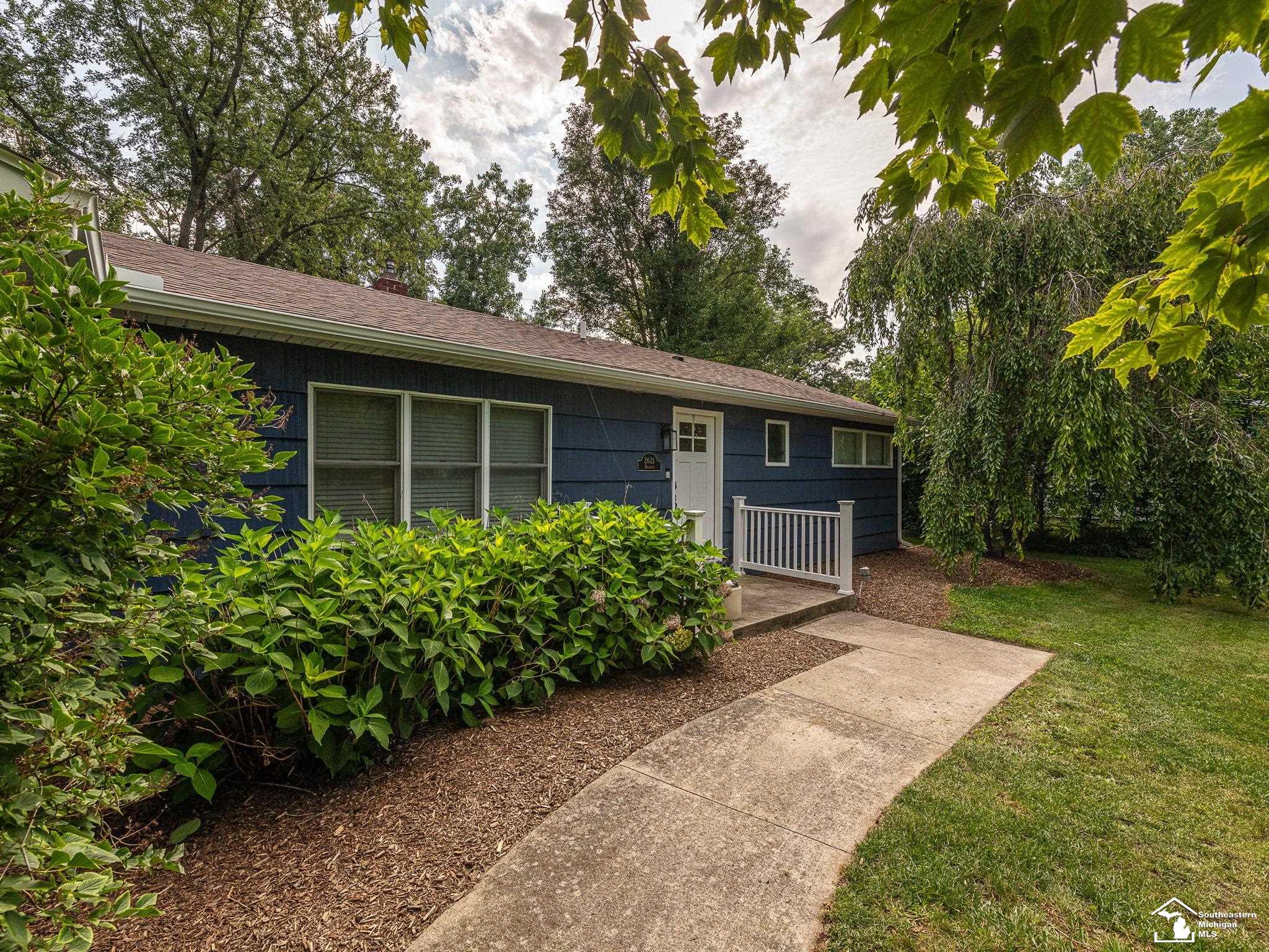 2621 Blue Bush Road Monroe, MI 48162 - Photo 3 of 37 50219327-7f6d730a-633e-45c0-9e91-7c39e3e56f0d.JPG