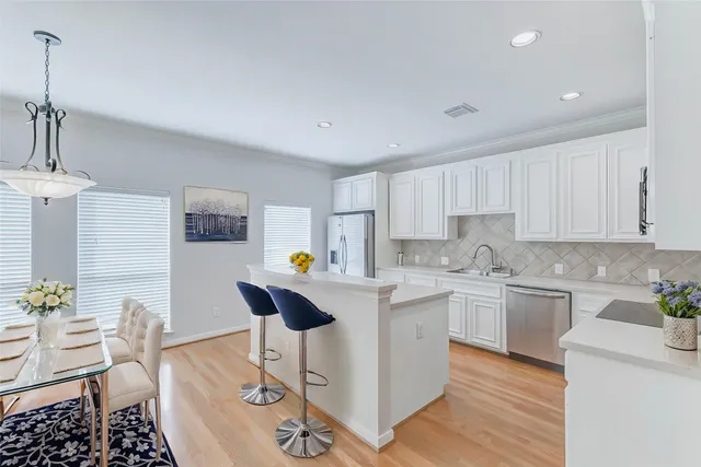 $3,000 | 30 Waugh Drive, Unit A, Houston, TX 77007