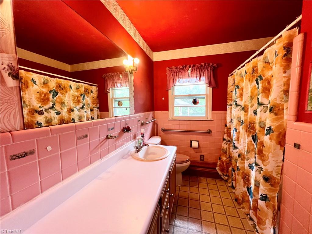 3684 Oak Ridge Road Summerfield, NC 27358 - Photo 18 of 42 Hall bathroom