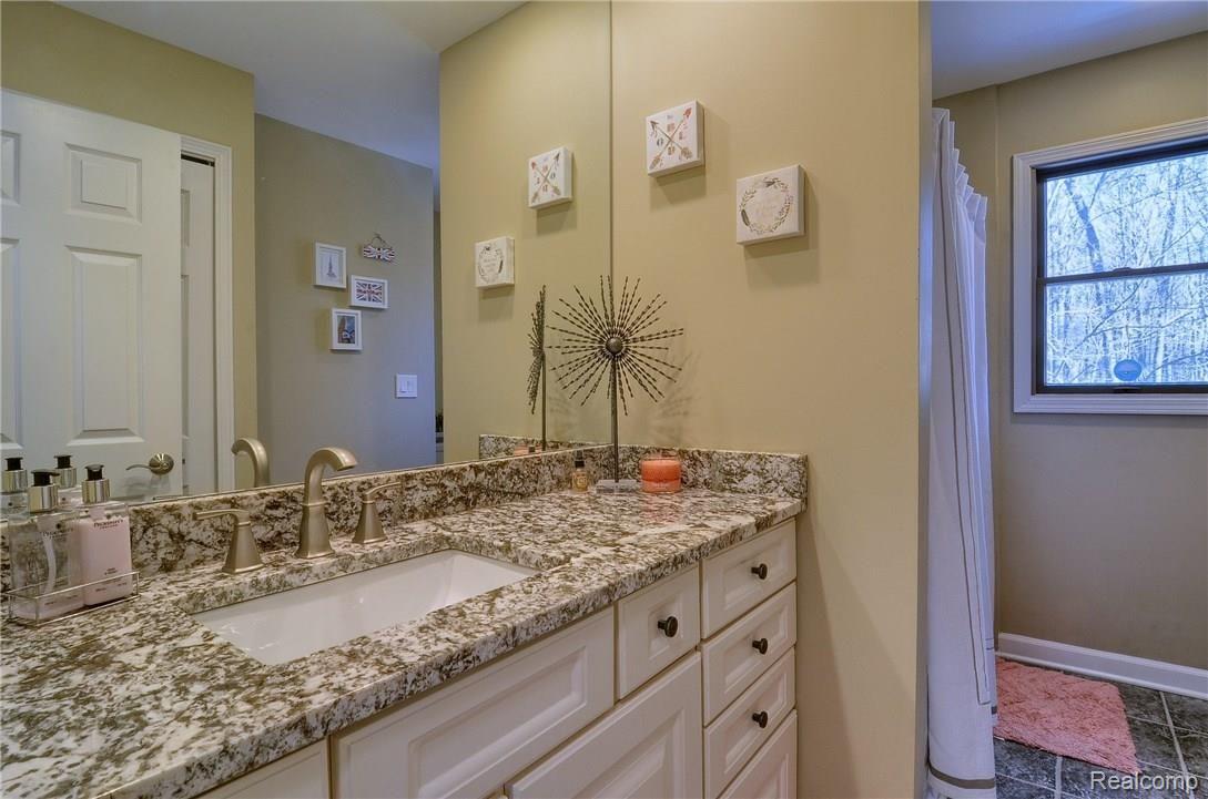 1880 North Fairview Lane Rochester, MI 48306 - Photo 24 of 33 Bathroom.jpg