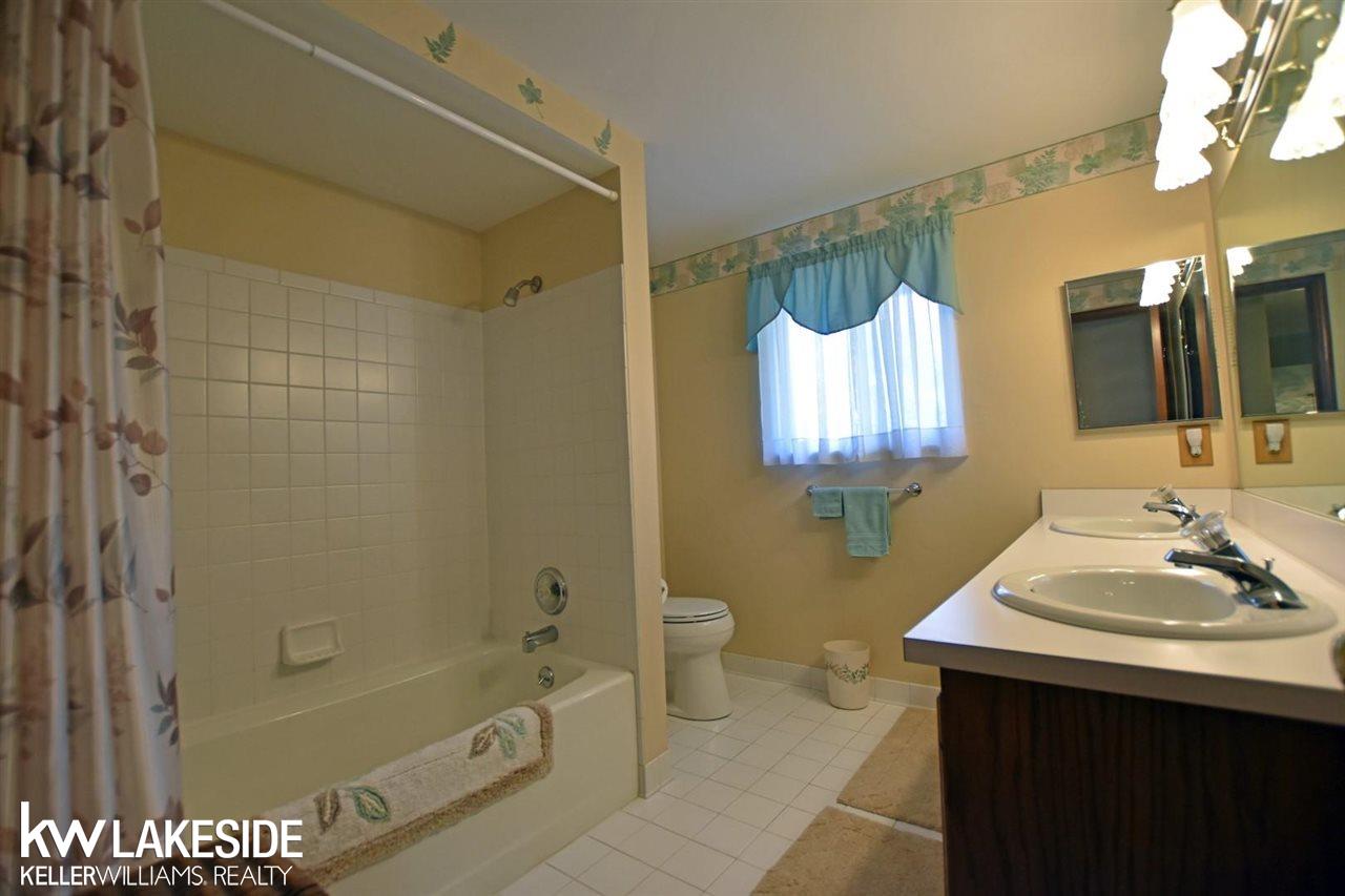 3953 Stonecrest Road West Bloomfield, MI 48322 - Photo 21 of 37 50043021-20.JPG