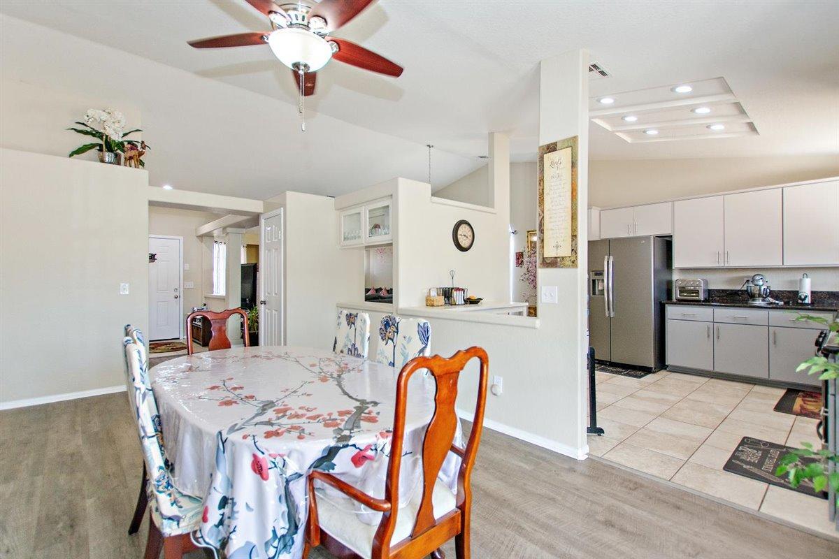 68335 Tortuga Road Cathedral City, CA 92234 - Photo 11 of 31 09-Dining Room - Copy