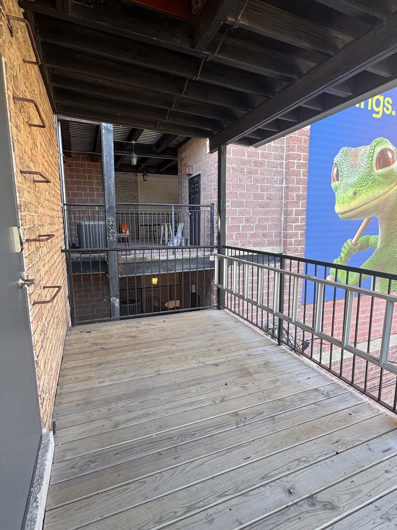 948 West Addison Street, Unit 3 Chicago, IL 60613 - Photo 11 of 11 a view of a balcony