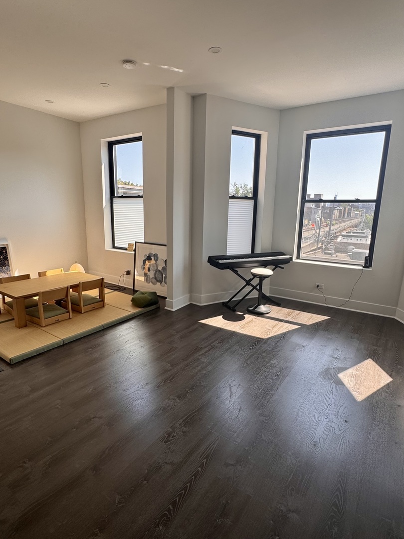 948 West Addison Street, Unit 3 Chicago, IL 60613 - Photo 3 of 11 a view of a room with gym equipment