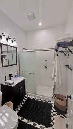 $3,500 | 948 West Addison Street, Unit 3, Chicago, IL 60613