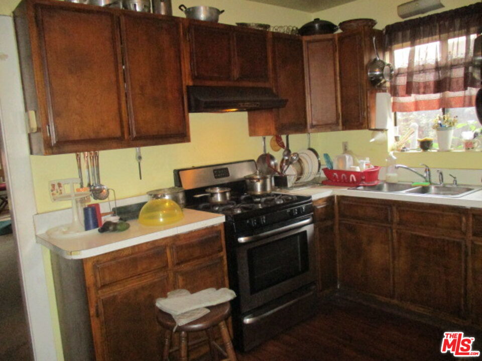 2430 South Cochran Avenue Los Angeles, CA 90016 - Photo 4 of 6