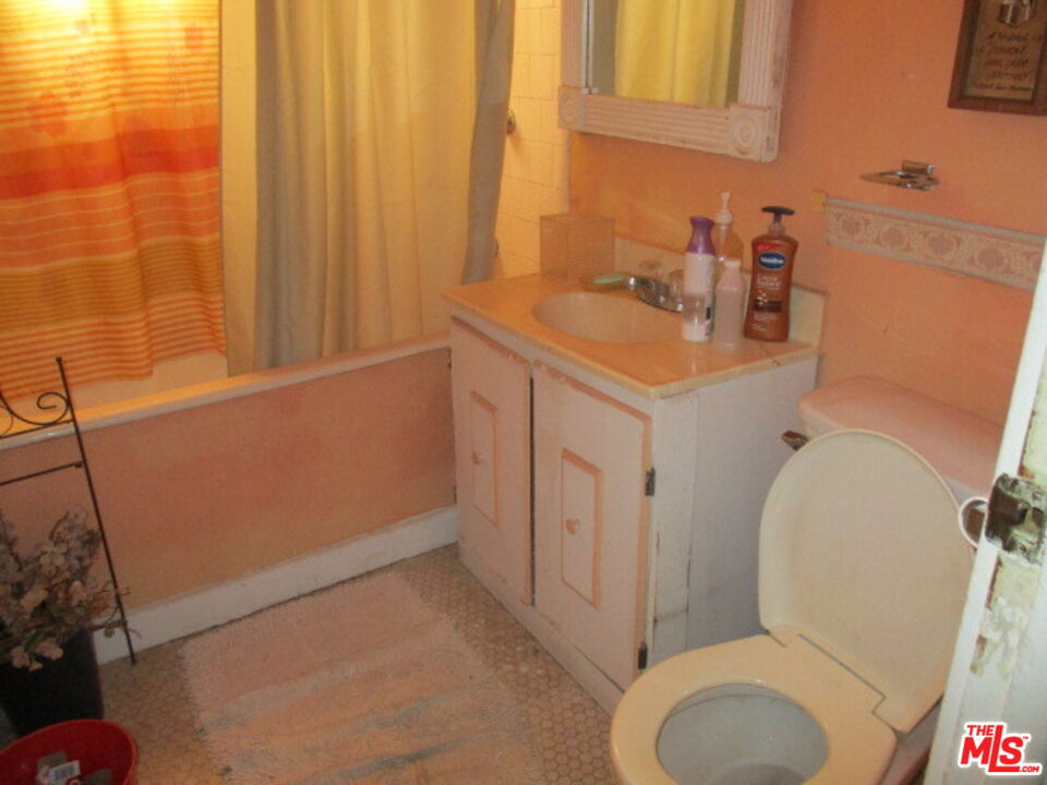 2430 South Cochran Avenue Los Angeles, CA 90016 - Photo 5 of 6