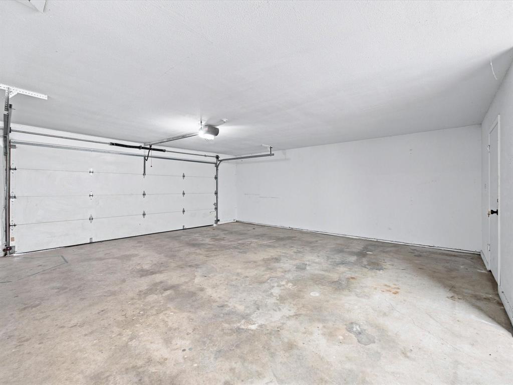 3107 South Lipsey Street Decatur, TX 76234 - Photo 32 of 40 2 Car garage