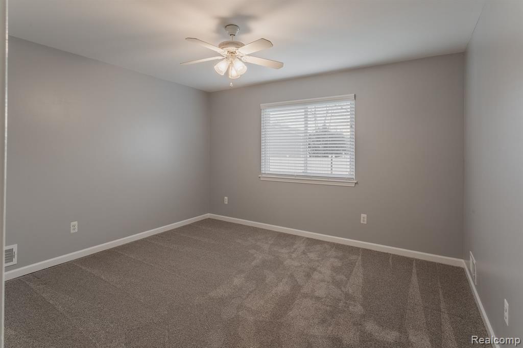 29030 Springstead Street Gibraltar, MI 48173 - Photo 17 of 23