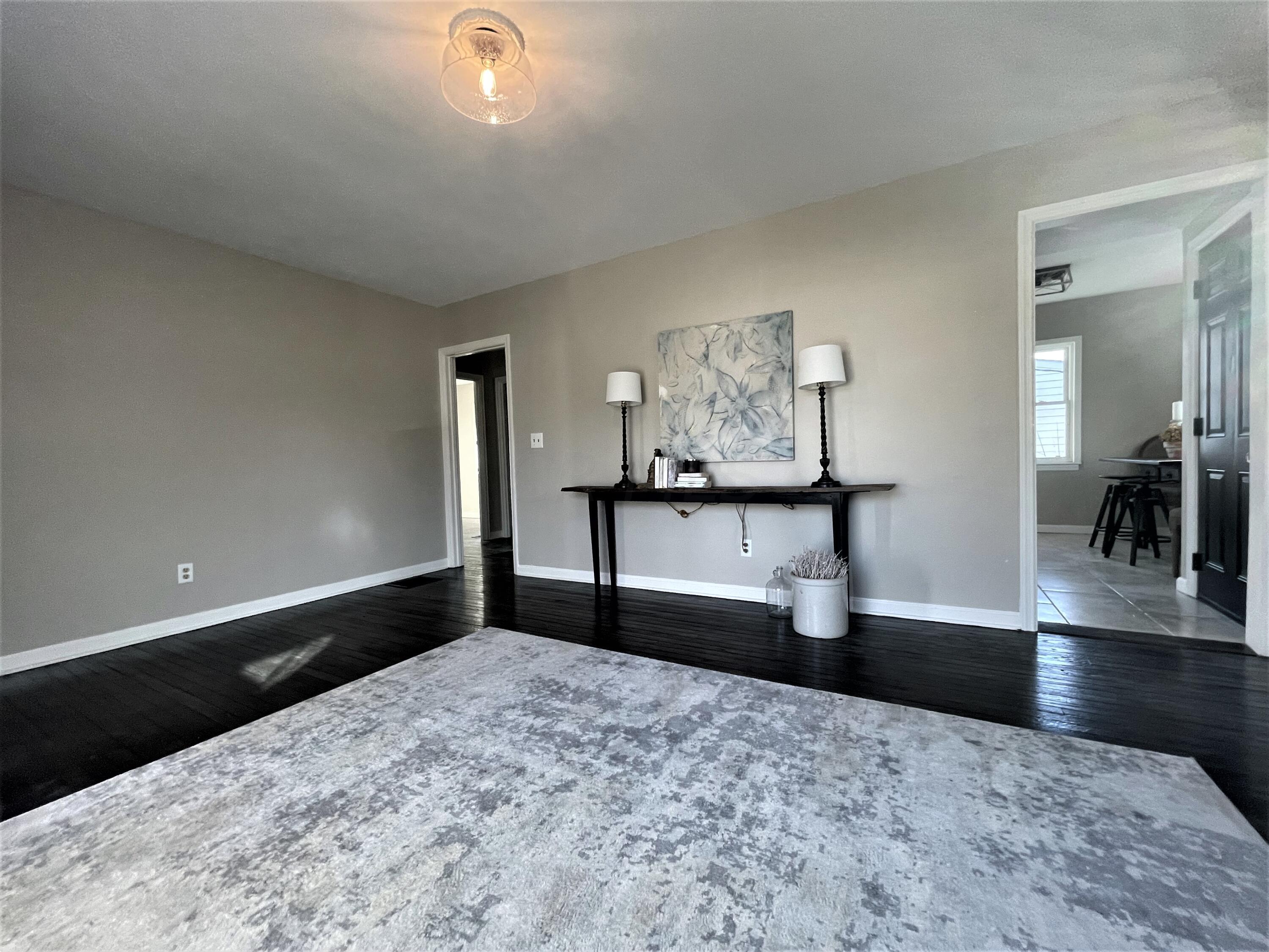 3216 Karl Road Columbus, OH 43224 - Photo 6 of 24 Living room
