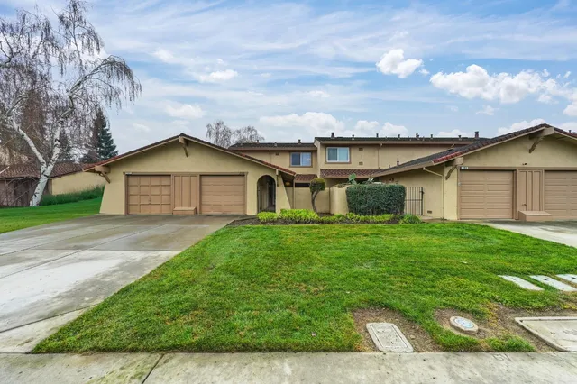 a view of a yard in front of a house with plants