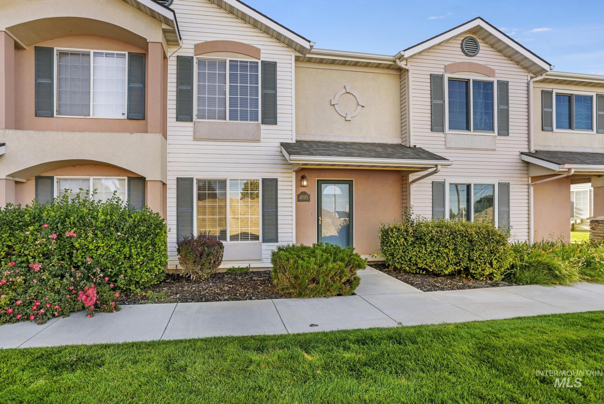 1935 Hampton Way Twin Falls, ID 83301 - Photo 2 of 25 Traditional home featuring a front yard and stucco siding