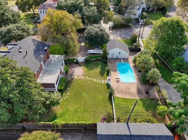 a black and white photo of a picture