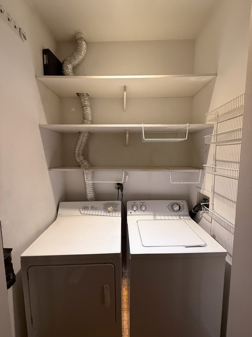 943 West Huron Street, Unit E Chicago, IL 60642 - Photo 11 of 22 a utility room with dryer and washer